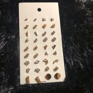 🌼🌼 18-Pack Stud Earrings BP. 🌼🌼